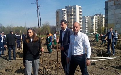 Габи Петрова посади дървета в Пловдив
