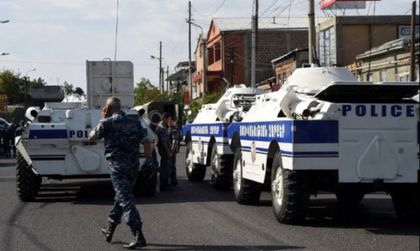 8 заложници и двама освободени: Драмата в Ереван продължава