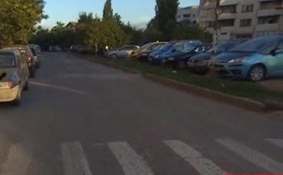 Жители на столичен квартал сами си направиха пешеходна пътека и „легнали полицаи”