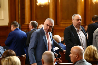 Цяла България гледа парламента, където ври и кипи, а Марешки от трибуната изнагля и си направи...!