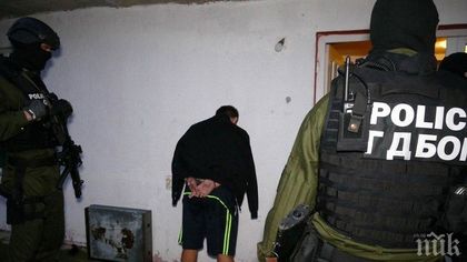Арестуваха българин за трафик на мигранти в Гърция