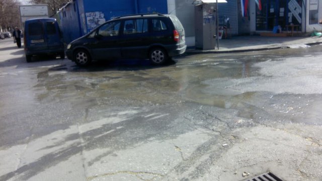 Навръх 3 март: Цял квартал на сухо, водата се лее по улицата(СНИМКИ)