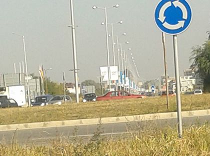 Шофьор мина напряко през кръговото на Кукленско