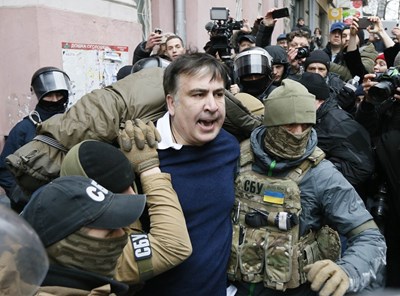 Саакашвили иска да скача от покрив, бие се с полиция в Киев (Обзор)
