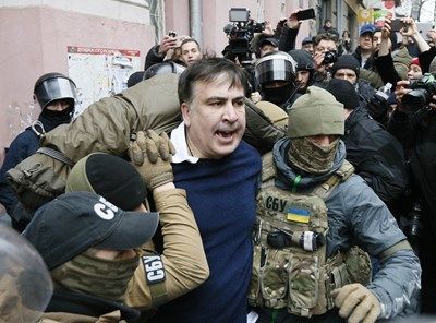 Саакашвили иска да скача от покрив, бие се с полиция в Киев (Обзор)