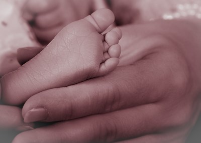 Майка, висока 1,40 см, роди по естествен път 4,3-килограмово бебе в Разлог