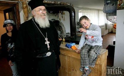 Отец Иван проплака: Палят ме напушени ромчета