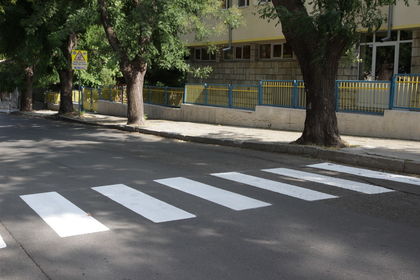 Подновяват маркировката на пешеходните пътеки около всички учебни заведения в Пловдив