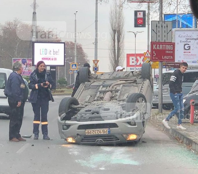 Кола се обърна по таван след удар с такси край Панаира СНИМКИ