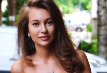 Всички мъже цъкат с език и си мечтаят: Никол Станкулова подлуди мрежата със СНИМКА с високи токчета и къса червена рокля