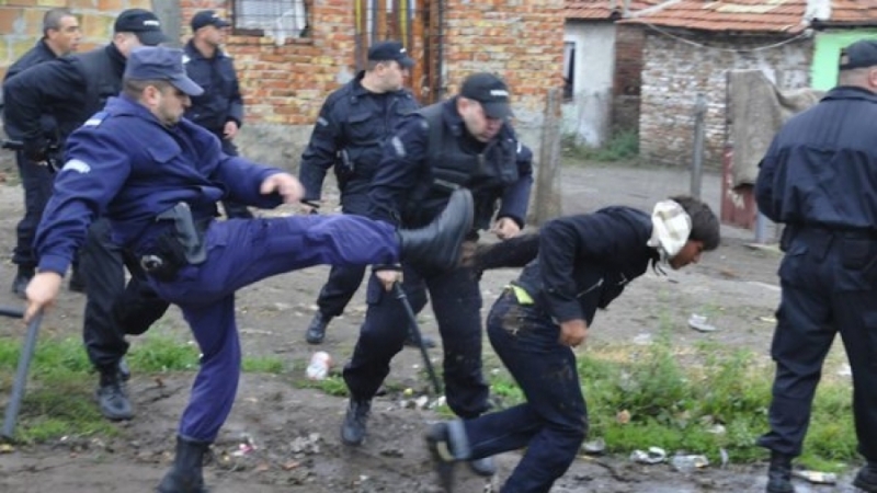 Масов бой между тумба пияни роми и полицаи във Видинско, четирима са в ареста