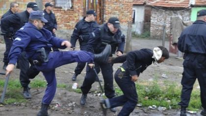 Масов бой между тумба пияни роми и полицаи във Видинско, четирима са в ареста