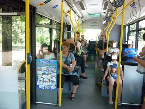 Див екшън в градския транспорт в Бургас! Възрастна жена млати младо момиче