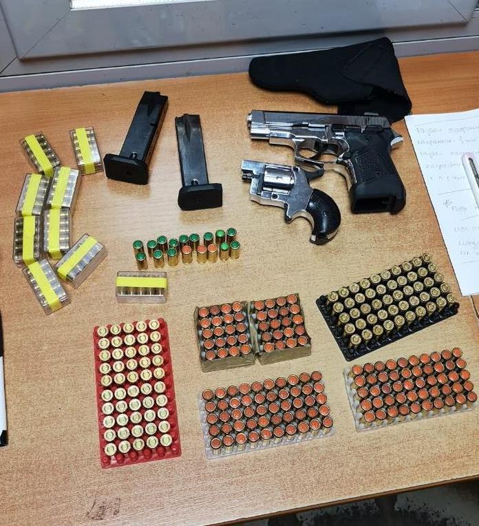 Хасково: Контрабандни газови пистолети, револвер и боеприпаси са задържали служители на Митнически пункт 