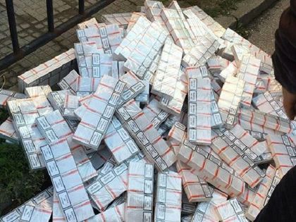 Банда чужденци скри цигари зад чували с трици, но ГДБОП ѝ разказа играта (СНИМКИ)