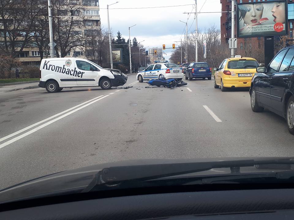 Сериозна катастрофа в София! Мотор се заби в кола на бирпрома (СНИМКИ)