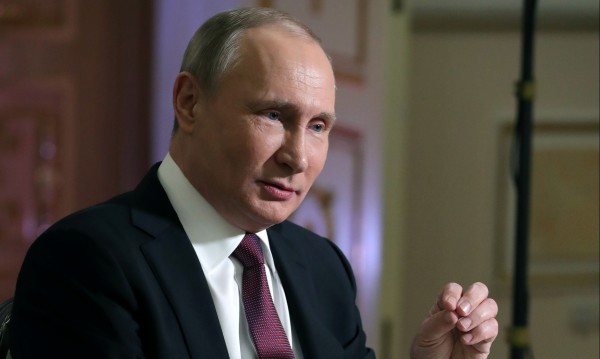 Путин разказа: През 90-те спях с пушката до мен. Времената бяха такива...