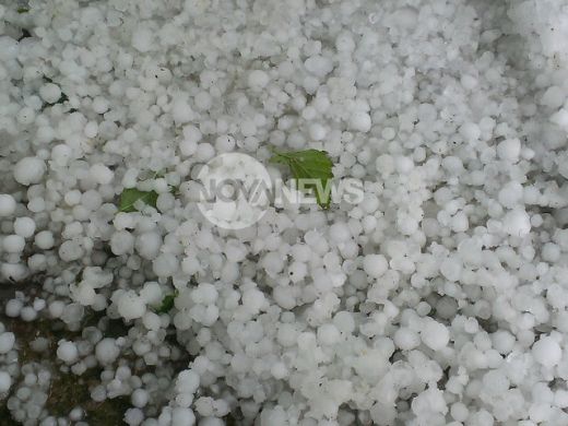 Свирепи градушки помляха Южна България, в Сандански потече река по главната улица (СНИМКИ/ВИДЕО)