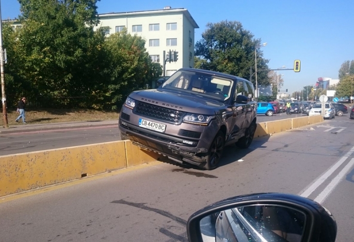 Така карат в София: Лъскав джип яхна бетонна мантинела (СНИМКА)