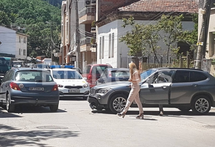 В деня на блондинката: Две руси мадами си спретнаха автомеле (СНИМКИ)