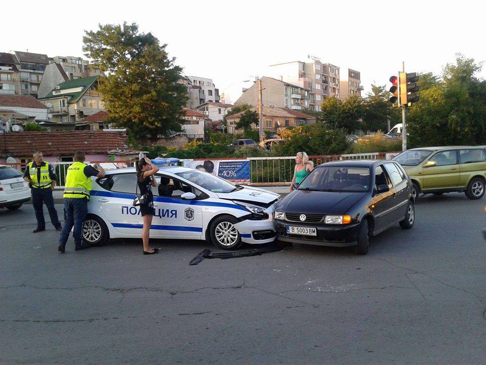 Девойка с Поло провери здрави ли са новите патрулки (СНИМКА)