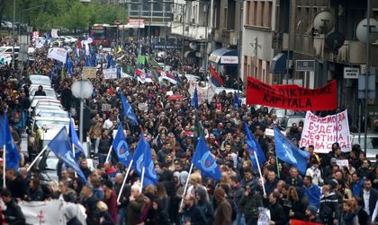Вълчи вой в Сърбия: Поредна нощ на протести