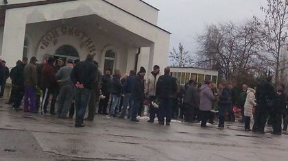 Майката на убиеца Благой ридае пред ковчега му: Искаше любов, но нямаше кой да ти я даде