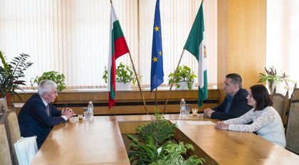 Валентин Василев се срещнa с почетния консул на Казахстан