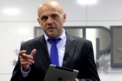Часове преди новият закон на Томислав Дончев: Обявяват обществени поръчки през 3 минути