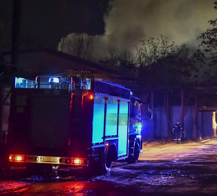 Пожарникари изгасиха огън във вилната зона на Ботевград, започнаха да разчистват и откриха нещо ужасно