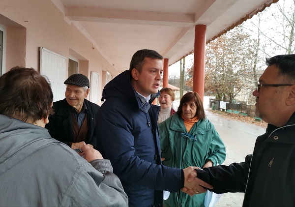Депутатът от ГЕРБ Радостин Танев се срещна с жители на село Могилово, община Чирпан