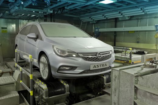 Новото комби на Opel Astra издържа на сибирски студ