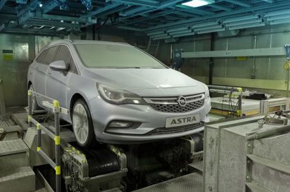 Новото комби на Opel Astra издържа на сибирски студ