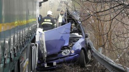 ТИР и лека кола се сблъскаха и затапиха входа на Горна Баня