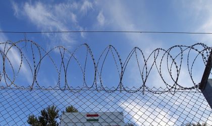 Бунтувал се бежанец влиза в затвора... В Унгария!
