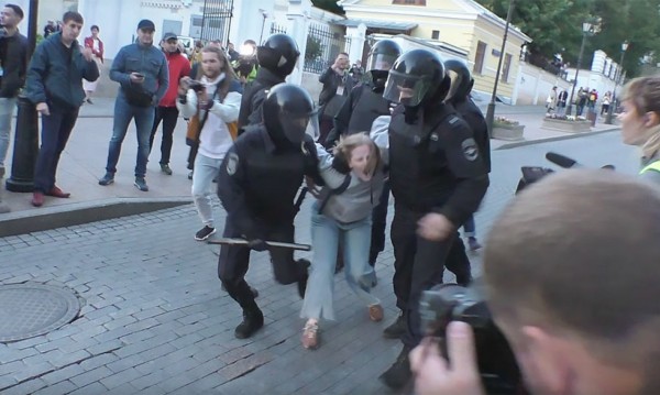 Кошмарният руски кадър: Полицейски юмрук в корема на протестираща