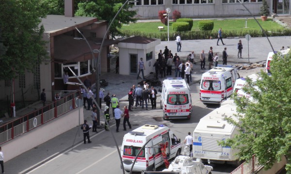 Бомба уби полицай в турския град Газиантел