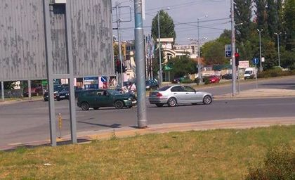 Катастрофа с огънати ламарини на възлово кръстовище в Пловдив (СНИМКА)