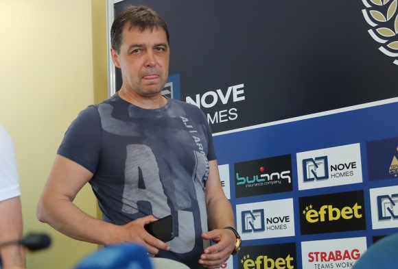 Хубчев: Чакаме атакуващи футболисти, искам още трима-четирима нови