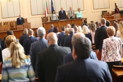 Парламентът заседава извънредно днес заради частните съдебни изпълнители