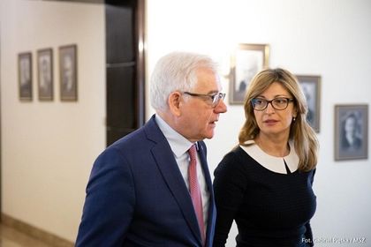 Вицепремиерът Захариева разговаря във Варшава с полския си колега Яцек Чапутович