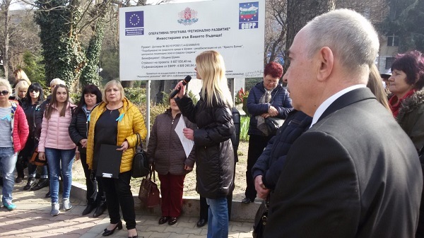 Шумен: Медицински сестри излязоха на мирен протест пред Областната администрация