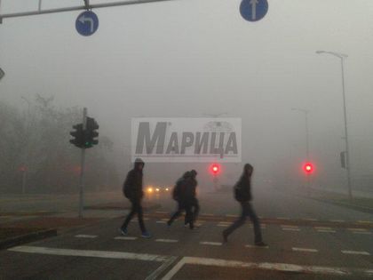 Страшна мъгла в града! Колите едва пъплят (ГАЛЕРИЯ)