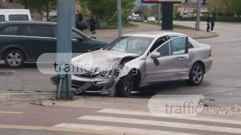 Тежка катастрофа в Пловдив! Мерцедес помете Пежо, ученици спасиха двама пътници в колата (СНИМКИ)