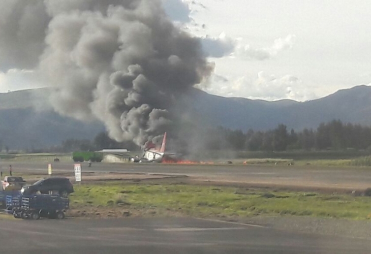 Ад на летище в Перу! Самолет, превозващ 141 пътници, изгоря на пистата (СНИМКИ)