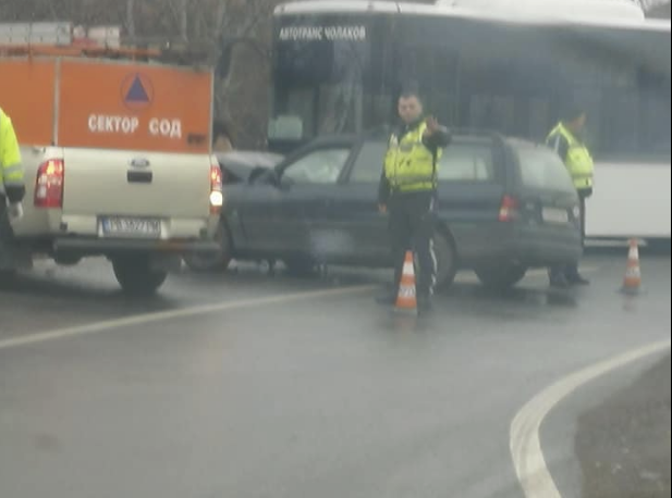Автобус разби предницата на кола до Пловдив