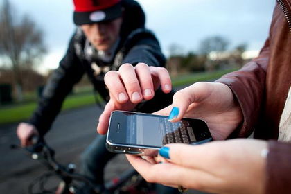 Младеж нападна майка с дете, задигна им телефоните