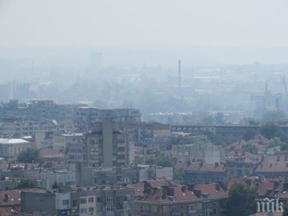 Протестиращи срещу мръсния въздух в Русе блокират Дунав мост