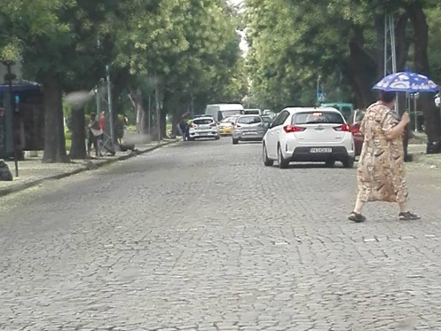 Такси помете възрастна жена на пешеходна пътека в Кючука
