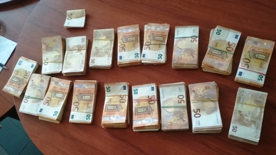 Раница с евро! €240 хил. спипани в украинец на Калотина